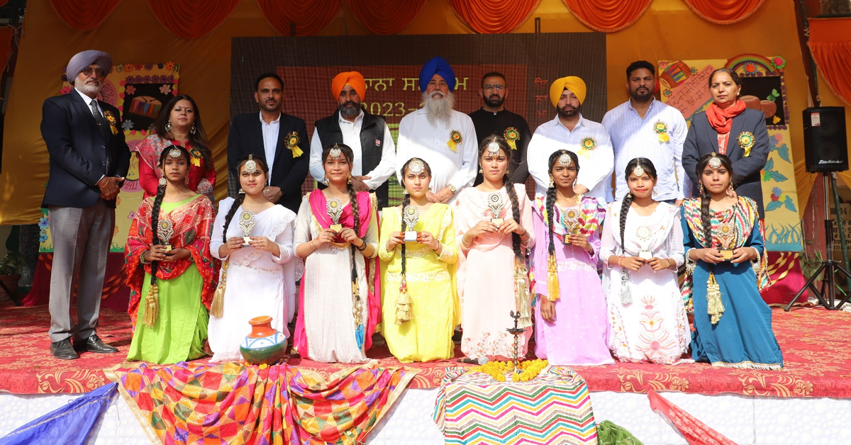Annual function and prize distribution ceremony was held at Government High Smart School Mouli Vaidwan
